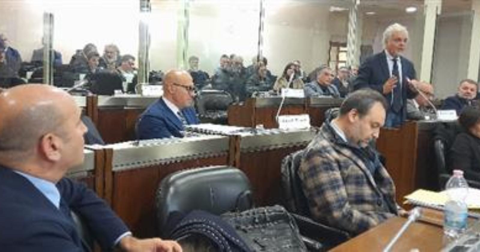 Leone in consiglio regionale: «Non scappo dalla giustizia ma ci vuole rispetto»