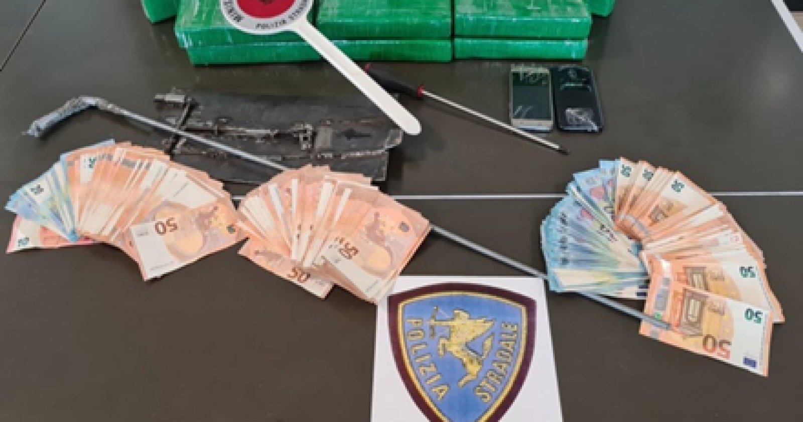 Polizia e GdF "rimorchiano" al casello autostradale di Foggia un carro attrezzi che trasportava 10 chili di cocaina da 4milioni di euro