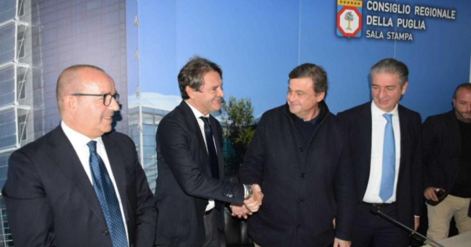 Calenda a Bari: "Emiliano non può credere di essere il sultano della Puglia che è un posto libero. Stimiamo Decaro"