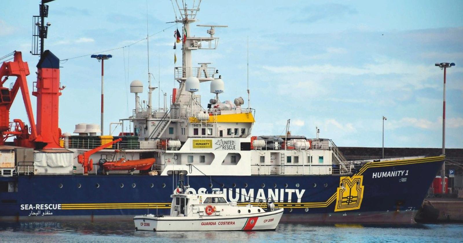 Migranti, la Humanity 1 sbarca a Bari con 261 persone, tra cui 93  minorenni, 3 neonati, 3 donne incinte