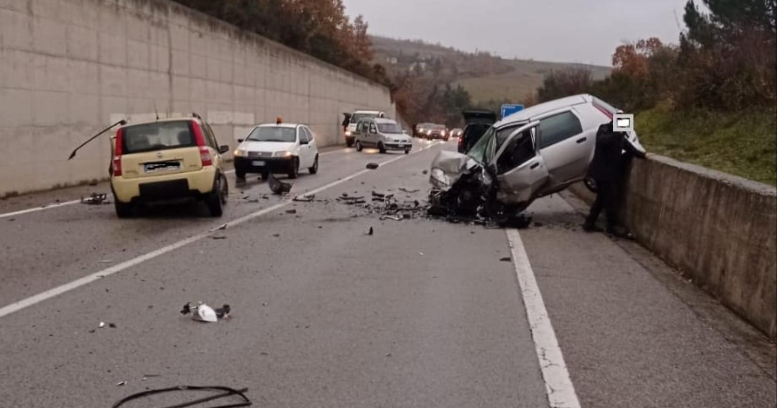 Spaventoso incidente stradale sulla Tito - Brienza: un morto e un ferito 