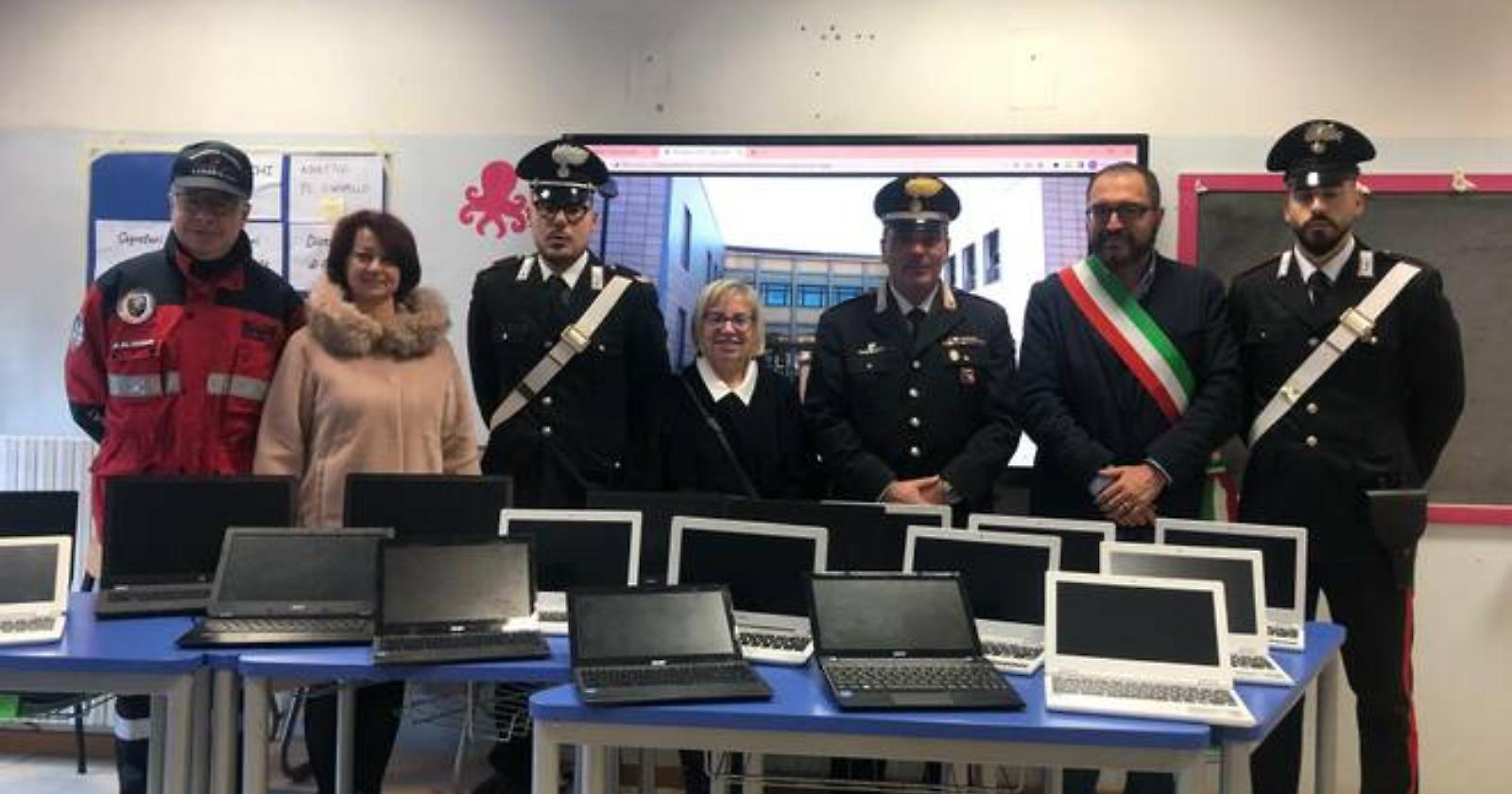 Restituiti a una scuola emiliana 21 computer rubati da due ladri di Cerignola, scoperti dai carabinieri di Matera 
