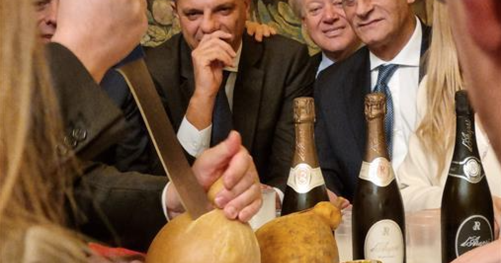 Manovra, al Senato la festa del caciocavallo di Fratelli d'Italia portato da Anna Maria Fallucchi di Foggia