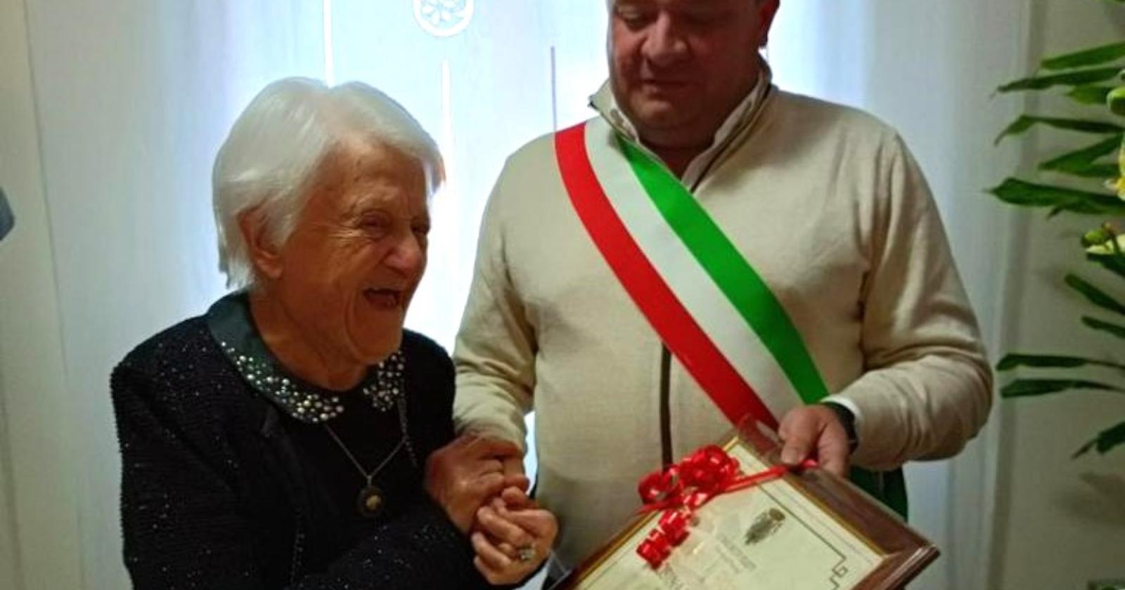A Ruoti cento candeline per la signora Rosina, il sindaco Gentilesca: «Patrimonio vivente» 