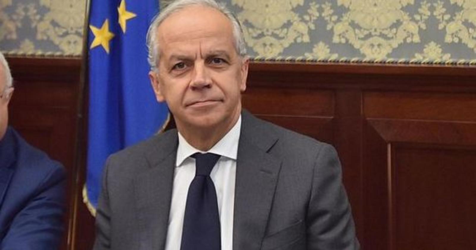 Piantedosi conferma la narrazione di Foggia pericolosamente mafiosa: "Presto sarò in città"