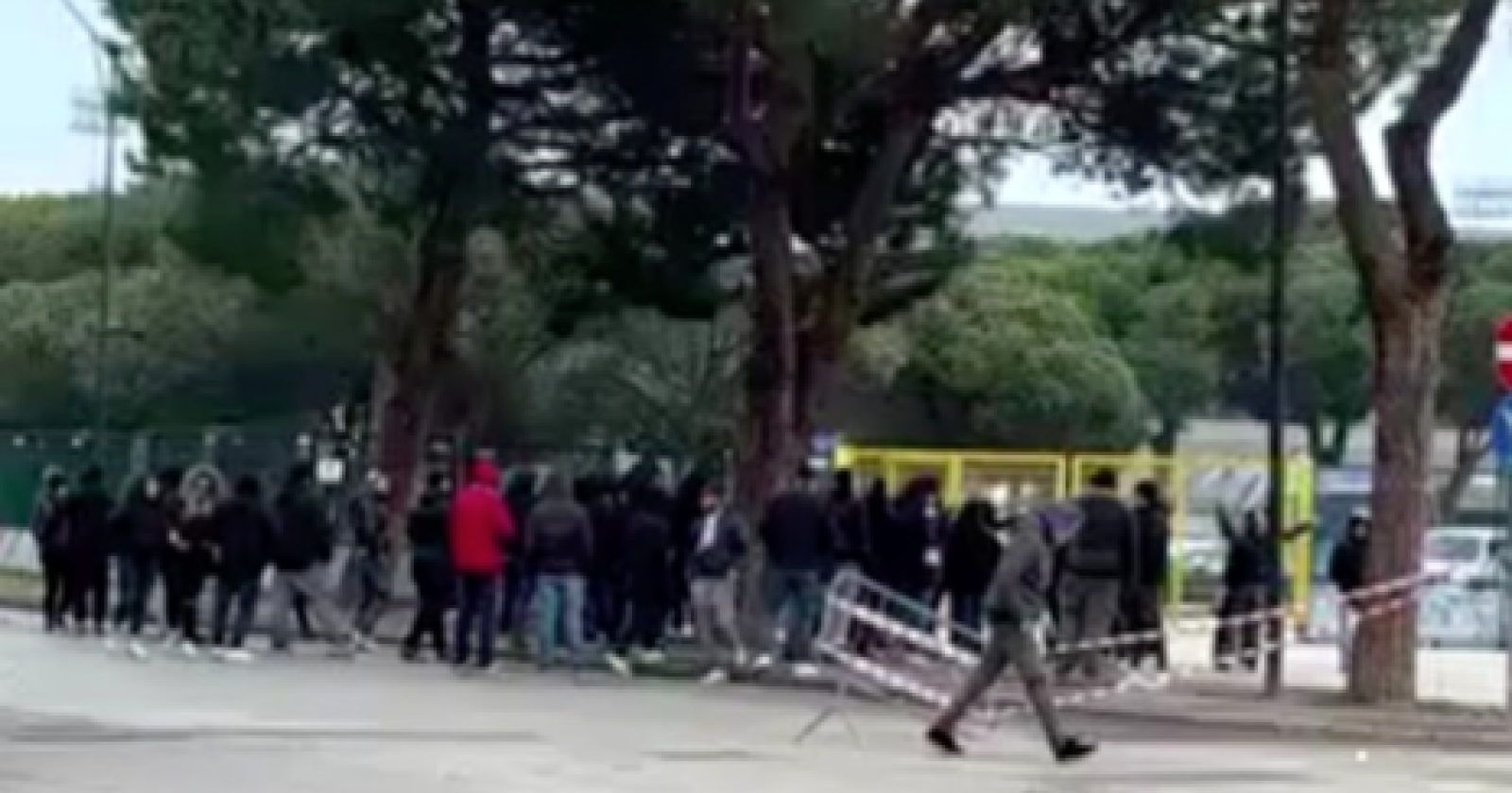 I 4 schiaffi del Foggia al Pescara fanno male ai tifosi abruzzesi: in 200 assediano i cancelli contro i giocatori e la società