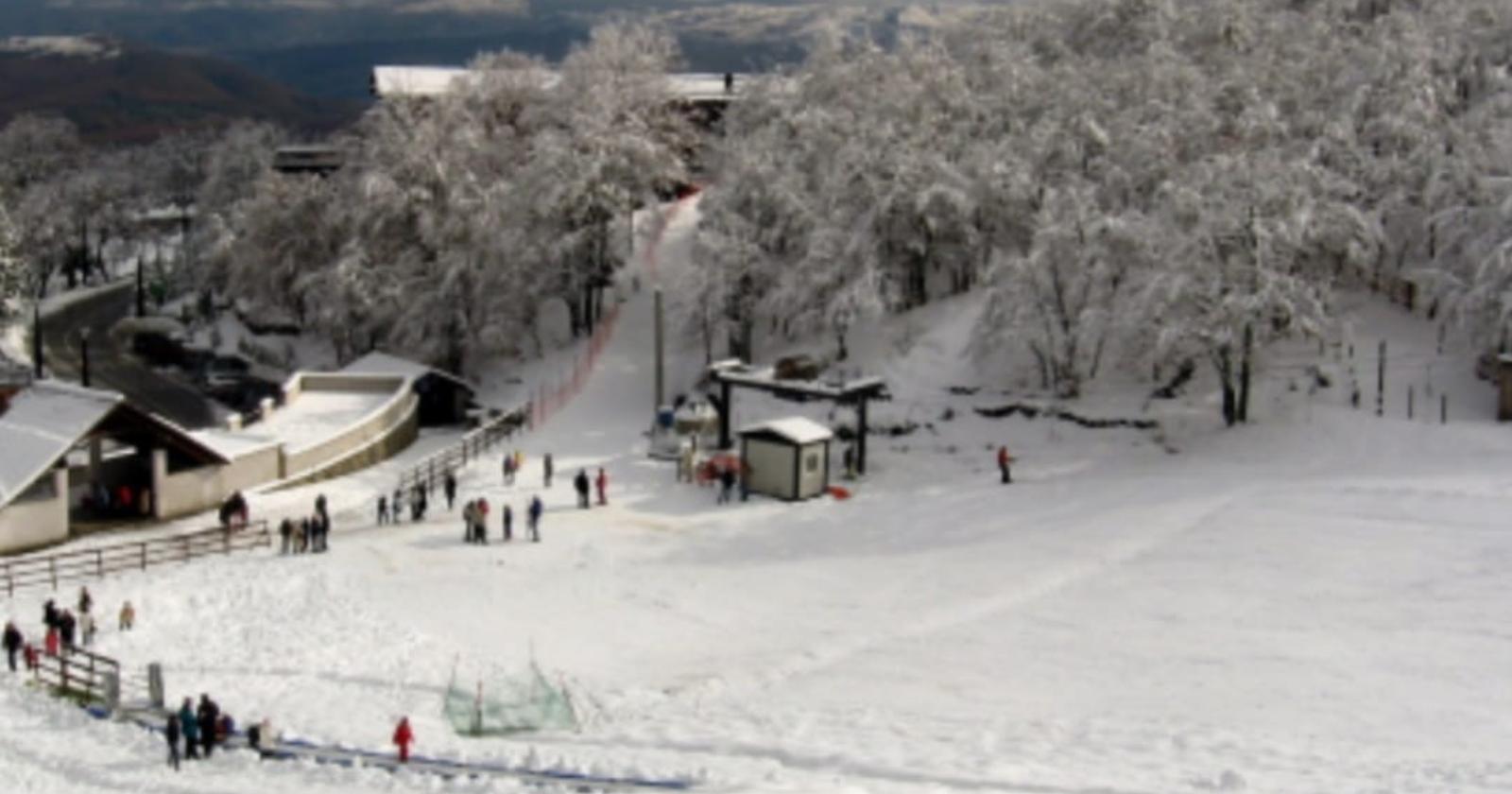 Montagna Grande di Viggiano: la neve c'è, l'entusiasmo pure. Da domani riapre il comprensorio sciistico 