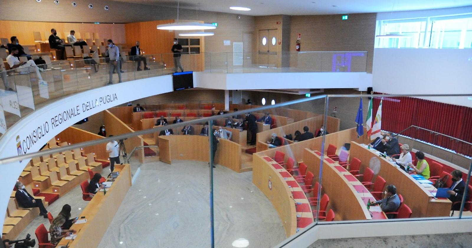 Meno figli e giovani che vanno via, la Puglia perde 130mila abitanti e 10 consiglieri regionali: Foggia la più impoverita