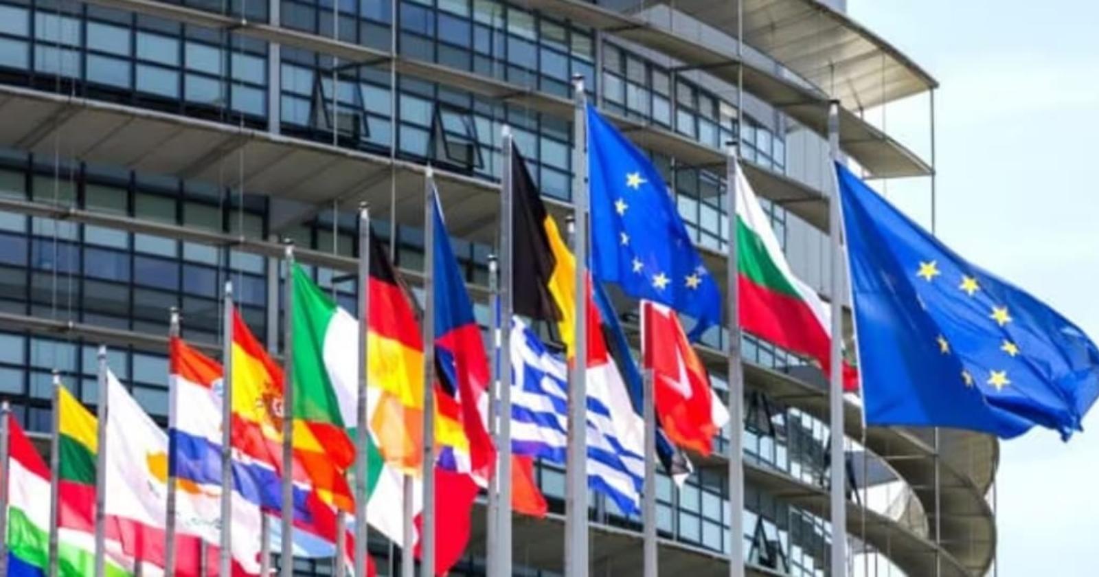 Ce lo chiede l'Europa: è ufficiale lo stop ai motori benzina e diesel dal 2035. Ira di Salvini