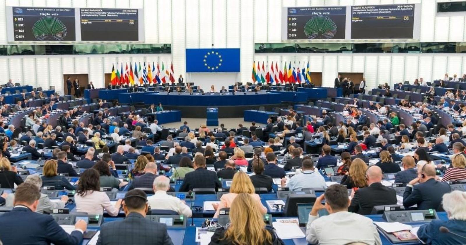 Parlamento Ue: stop alle auto benzina e diesel dal 2035. Tutto il centrodestra italiano vota contro 