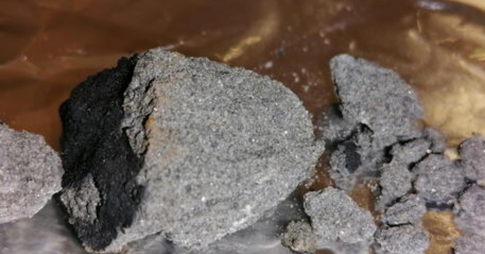 Ritrovato il meteorite di San Valentino che ha attraversato Puglia e Basilicata: nell'impatto a 300 chilometri ha "graffiato" Matera