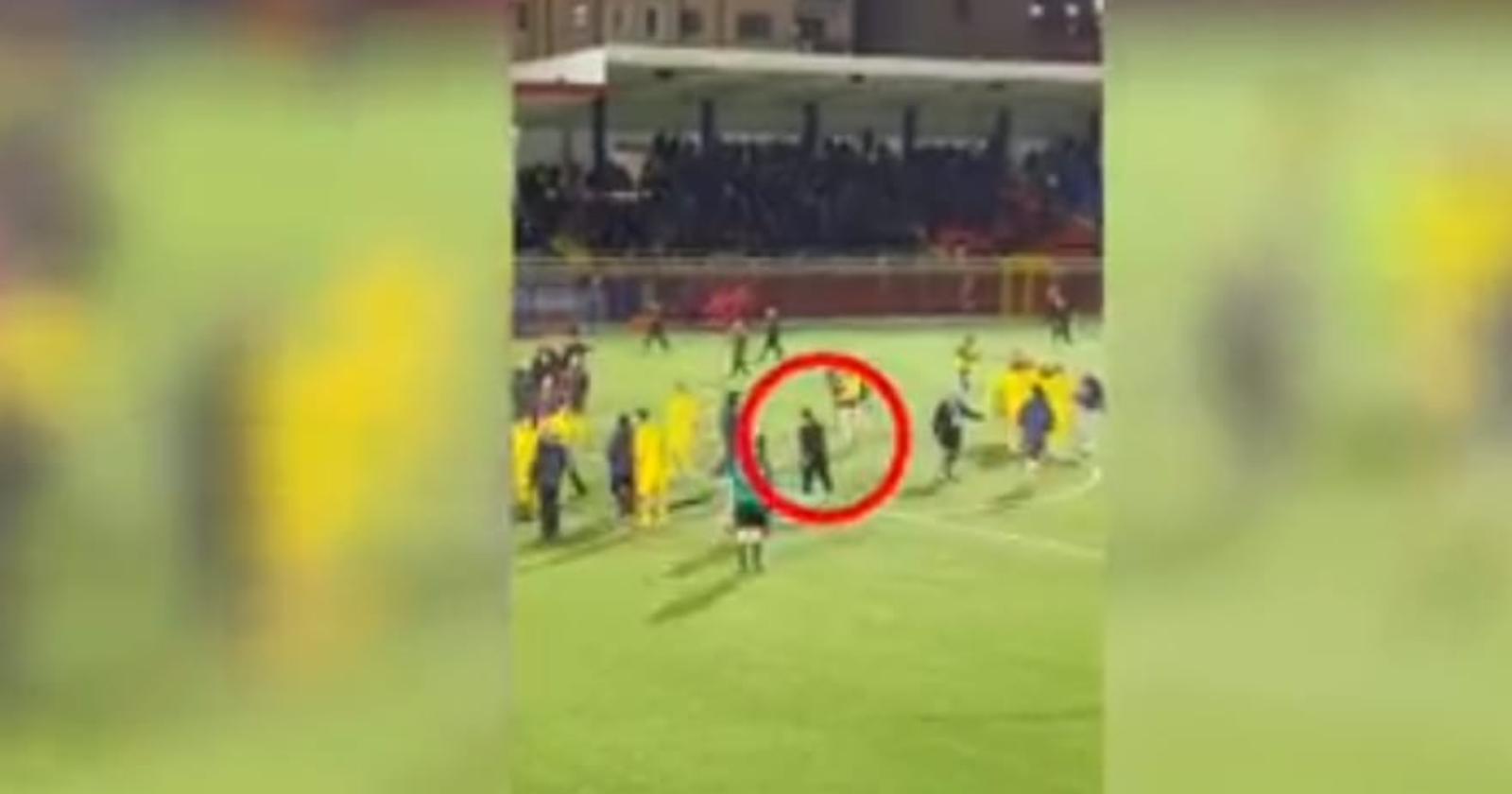 Potenza - Taranto: Capuano perde la calma, mostra il video all'arbitro e poi lancia il telefono