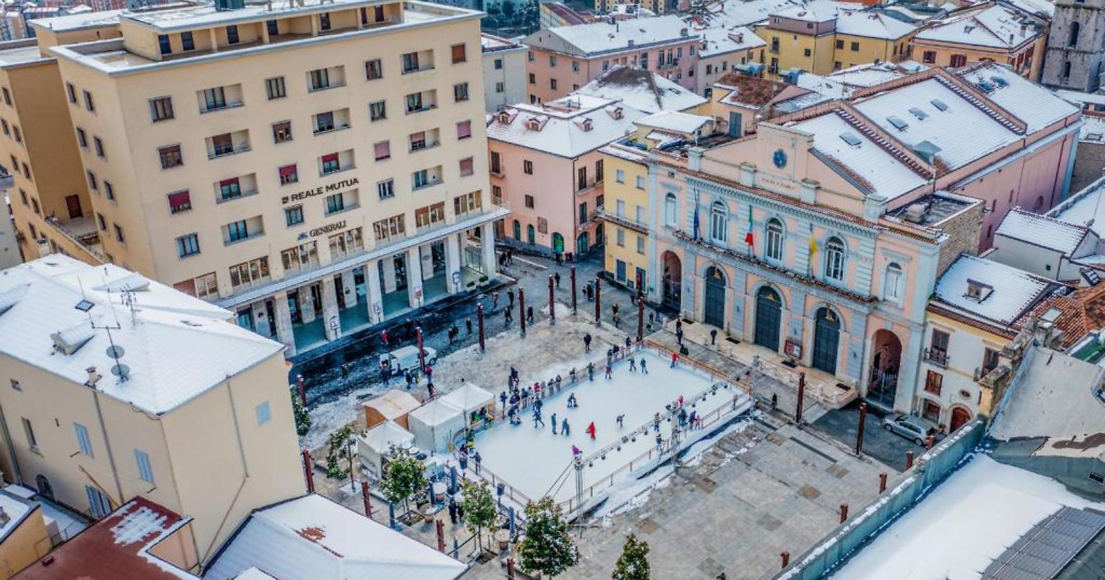Potenza, in piazza M. Pagano arriva la pista di ghiaccio per risollevare un centro poco attrattivo