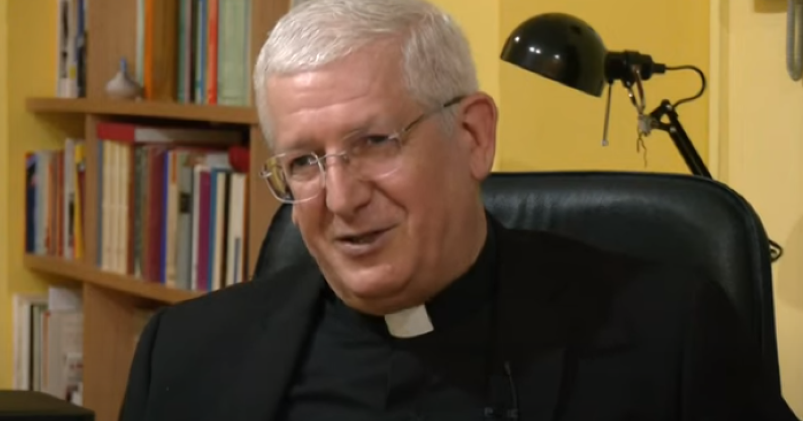 Il vescovo di Cerignola, Ciollaro: "La fede non è oppio: scegliete tra la cocaina e la Pasqua"