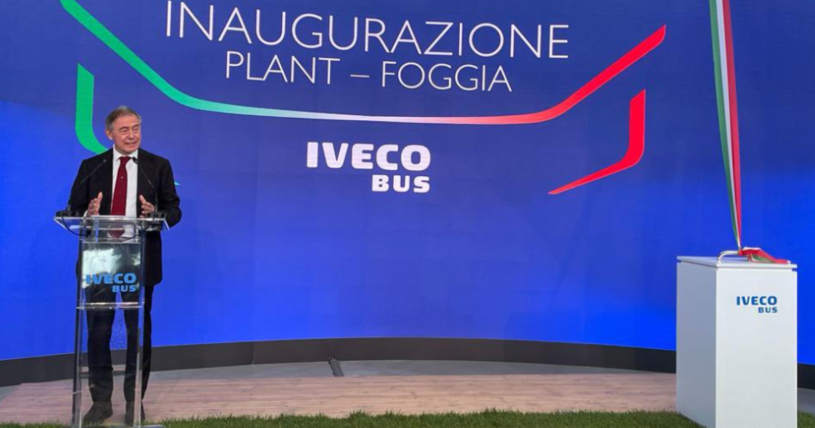 Iveco punta 40milioni su Foggia per la svolta green degli autobus, Urso: "Un modello per l'intero Paese"