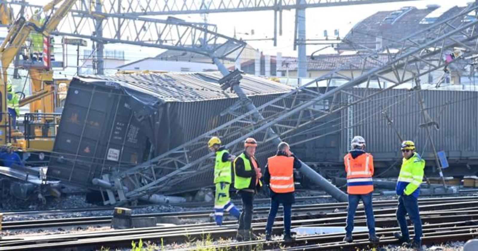 Il deragliamento del treno merci a Firenze manda l'Italia fuori binario
