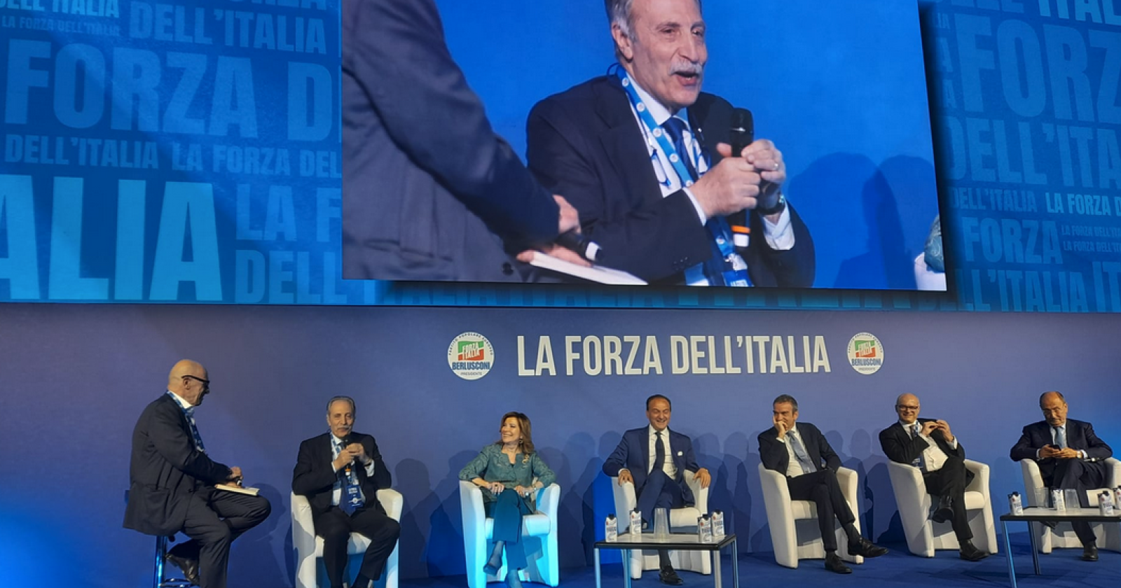  Bardi presenta il suo modello alla convention di Forza Italia: «Dopo il gas, ai lucani gratis anche acqua ed energia»