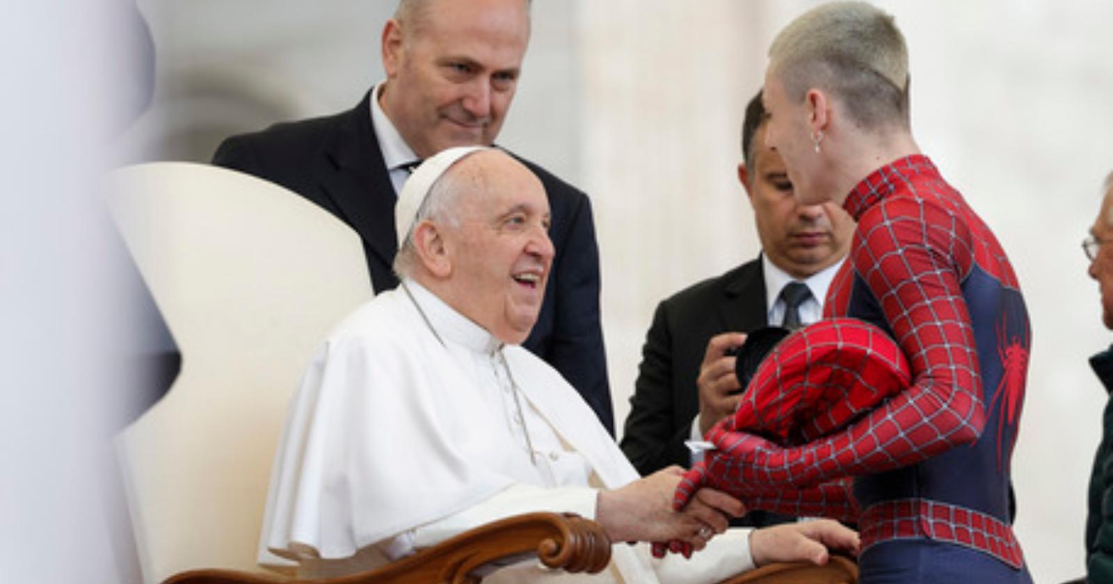 Incontro ravvicinato tra Papa Francesco e lo Spiderman 19enne di Carapelle, Francesco Tarantino