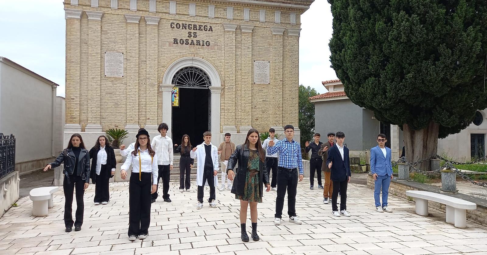 Appuntamento al cimitero: Spoon River rivive ad Apricena