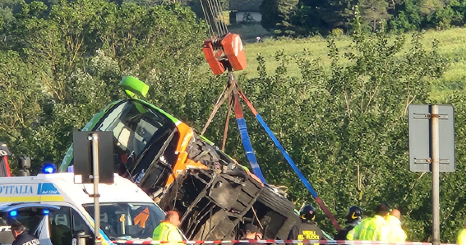 Flixbus in una scarpata sulla A16 Canosa-Napoli,  vicino Vallesaccarda: un morto e 14 feriti. Era partito da Lecce per Roma 