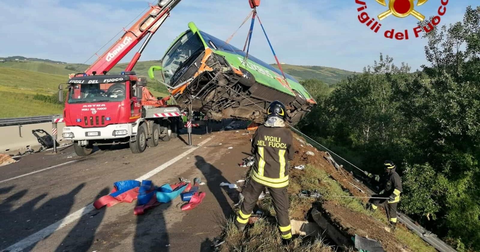 «Stavamo tutti dormendo, poi il botto prima di finire nella scarpata».  La testimonianza di un giovane di Lecce sul Flixbus precipitato a Vallesaccarda