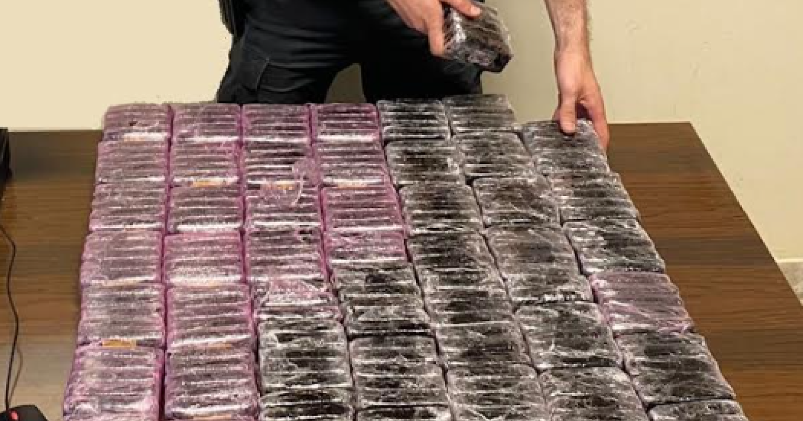 I finanzieri di Manfredonia pizzicano un corriere della droga con 25 kg di hashish