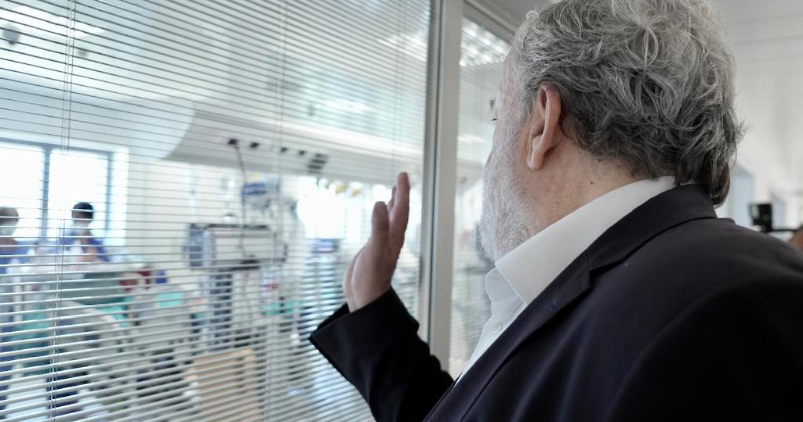 L'idea malsana di Emiliano: assumere medici "a sportello", senza concorsi. I sindacati: "un'autostrada per i favoritismi"