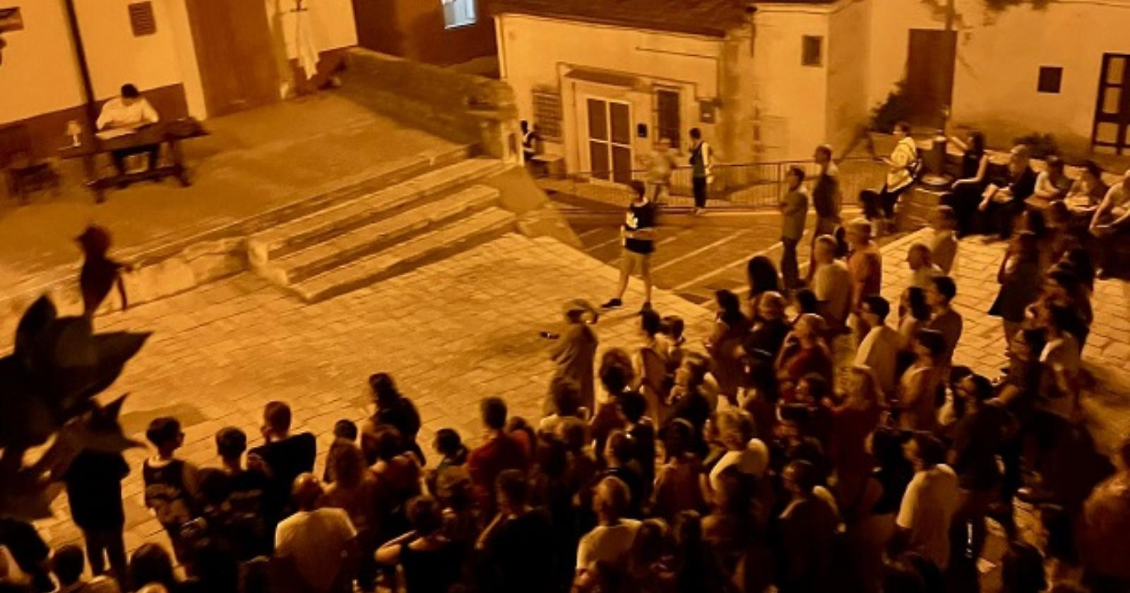 Grande successa a Salandra per l’opera teatrale itinerante “La masciara dei Calanchi” 