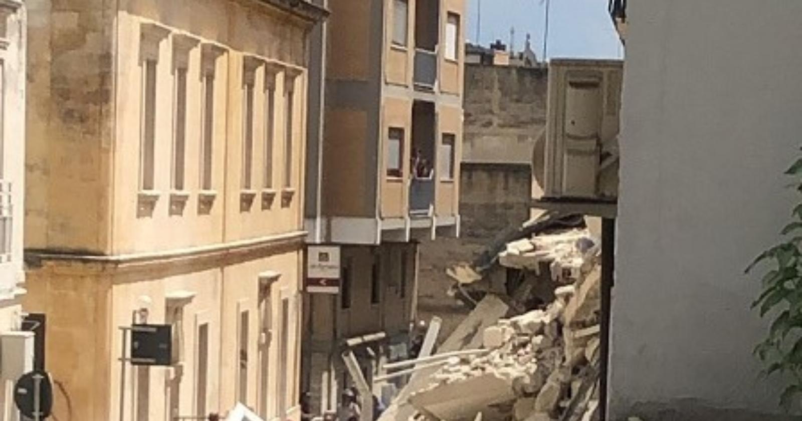 Matera: crolla una palazzina disabitata, tragedia sfiorata e solo tanta paura 
