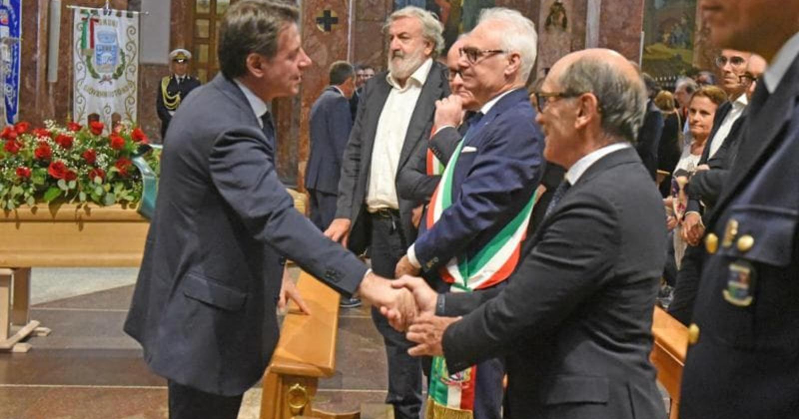 Tanta gente ai funerali del papà di Conte che ne ha sottolineato «l'impegno e l'amore per la comunità»