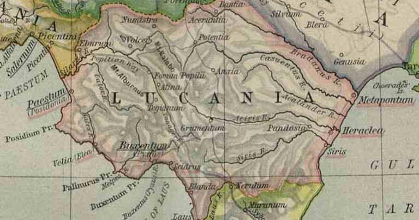 Viaggio lungo le coste della Campania e della Grande Lucania e del loro sogno del mare d'inverno.  La Grande Lucania sospesa tra Tirreno e Jonio