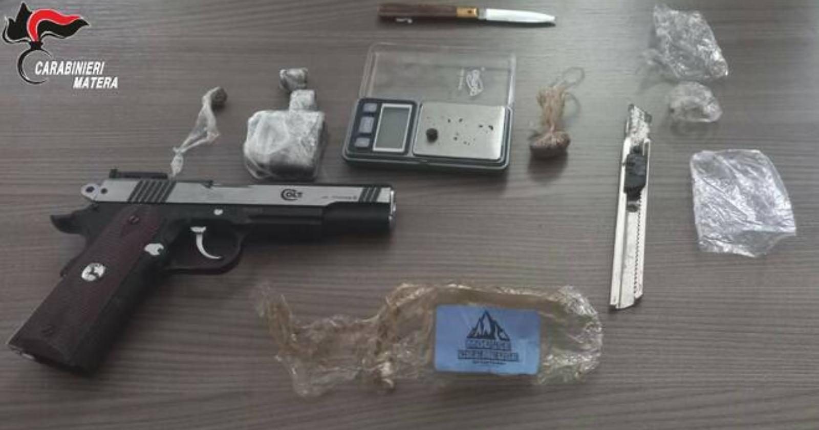 Droga, minacce e pistola ad aria compressa: 21enne ai domiciliari nel Materano 