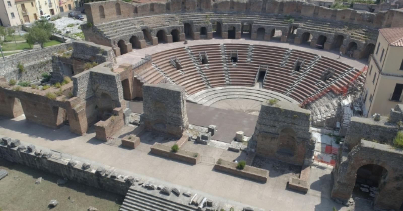 Nell'arena degli infoiati per il duello tra Musk e Zuckerberg ci mancava Mastella, che offre il Teatro Romano di Benevento