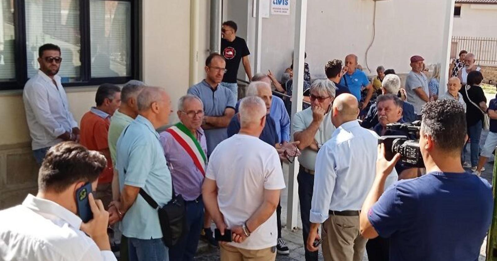 Sit-in dei cittadini di San Mauro Forte davanti al locale presidio del 118
