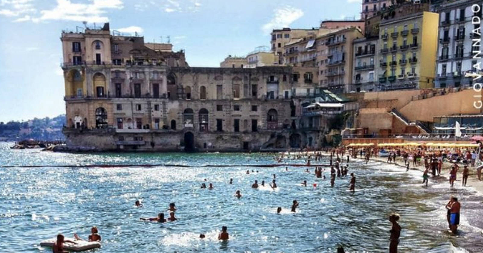 Viaggio lungo le coste della Campania e della Grande Lucania e del loro sogno del mare d'inverno. Napoli, la sirena che si fece città
