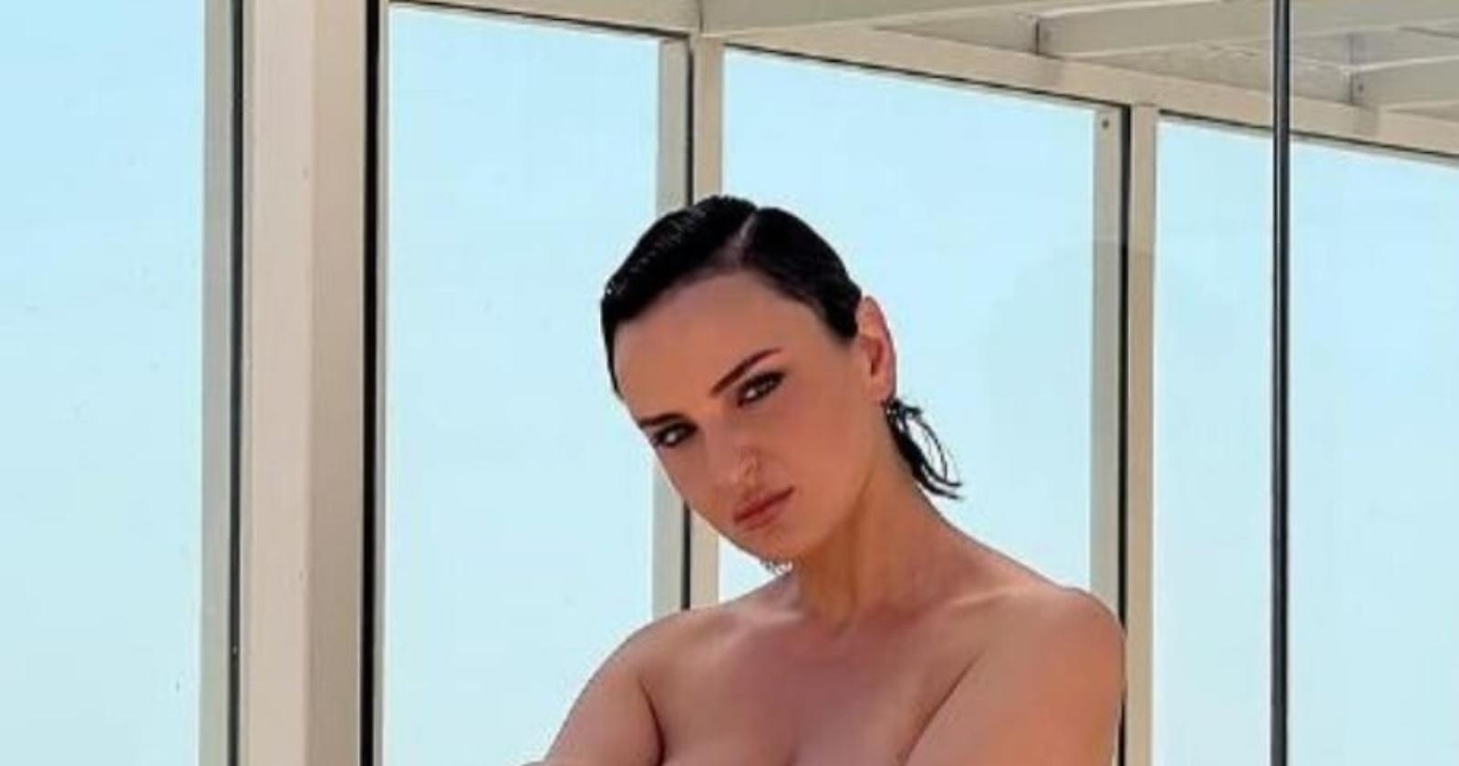 Arisa posa nuda su Instagram: "Cerco marito, si offrono verità, corpo, anima, cervello"