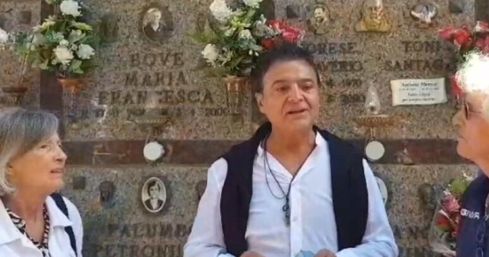 A Sant'Agata di Puglia la nazionale attori canta sulla tomba di Toni Santagata: «Con gli amici a perdifiato in libertà. E i tuoi amici sono qua»
