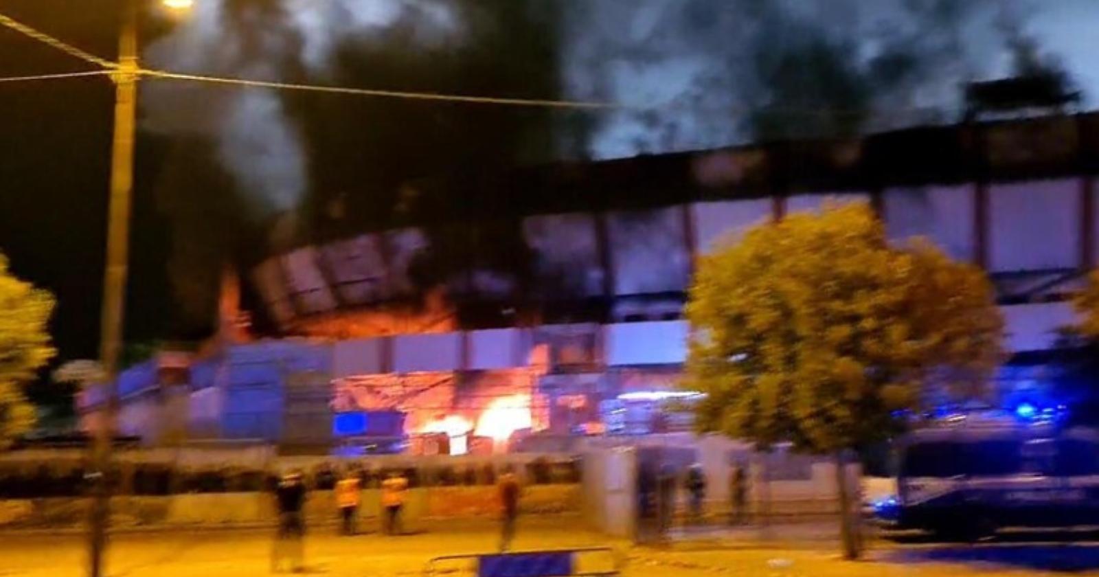 A fuoco lo stadio di Taranto, dito puntato sui tifosi del Foggia