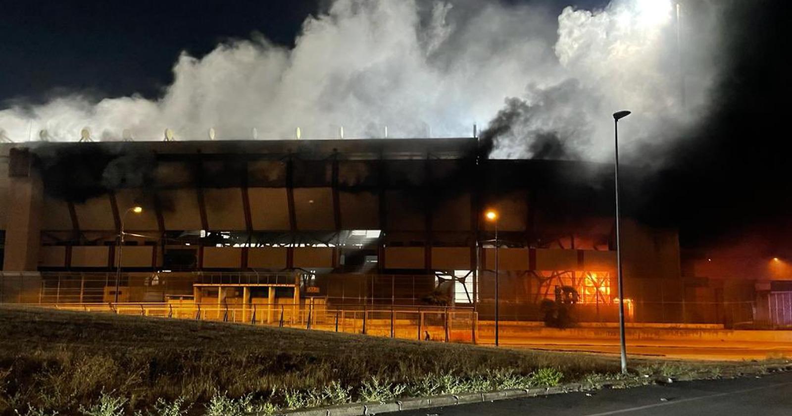 Indagini in corso sull'incendio allo stadio di Taranto dopo la partita col Foggia: tifosi rossoneri nel mirino