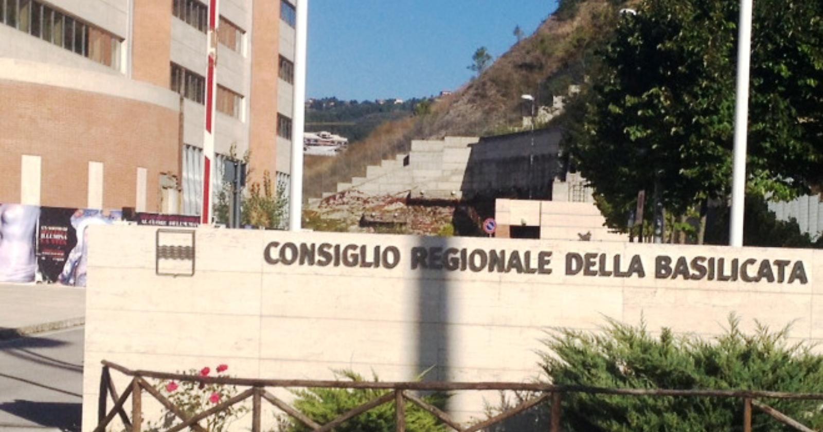 Una targa con il numero antiviolenza 1522: il dono della Fidapa di Potenza al Consiglio regionale della Basilicata