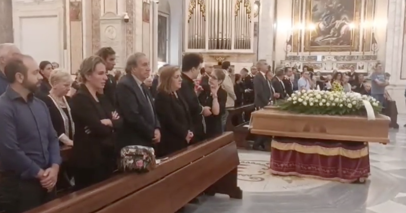 L'arcivescovo di Foggia ai funerali della tabaccaia uccisa: «Città vittima della superficialità, reagisca»