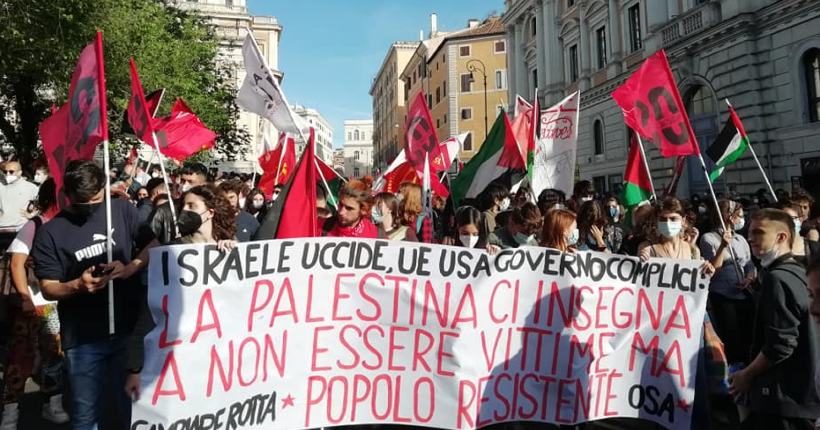 Protesta degli studenti di Bari a favore della Palestina: "E' Israele lo Stato invasore, nessuno fa vedere i 200 bambini che hanno ucciso"