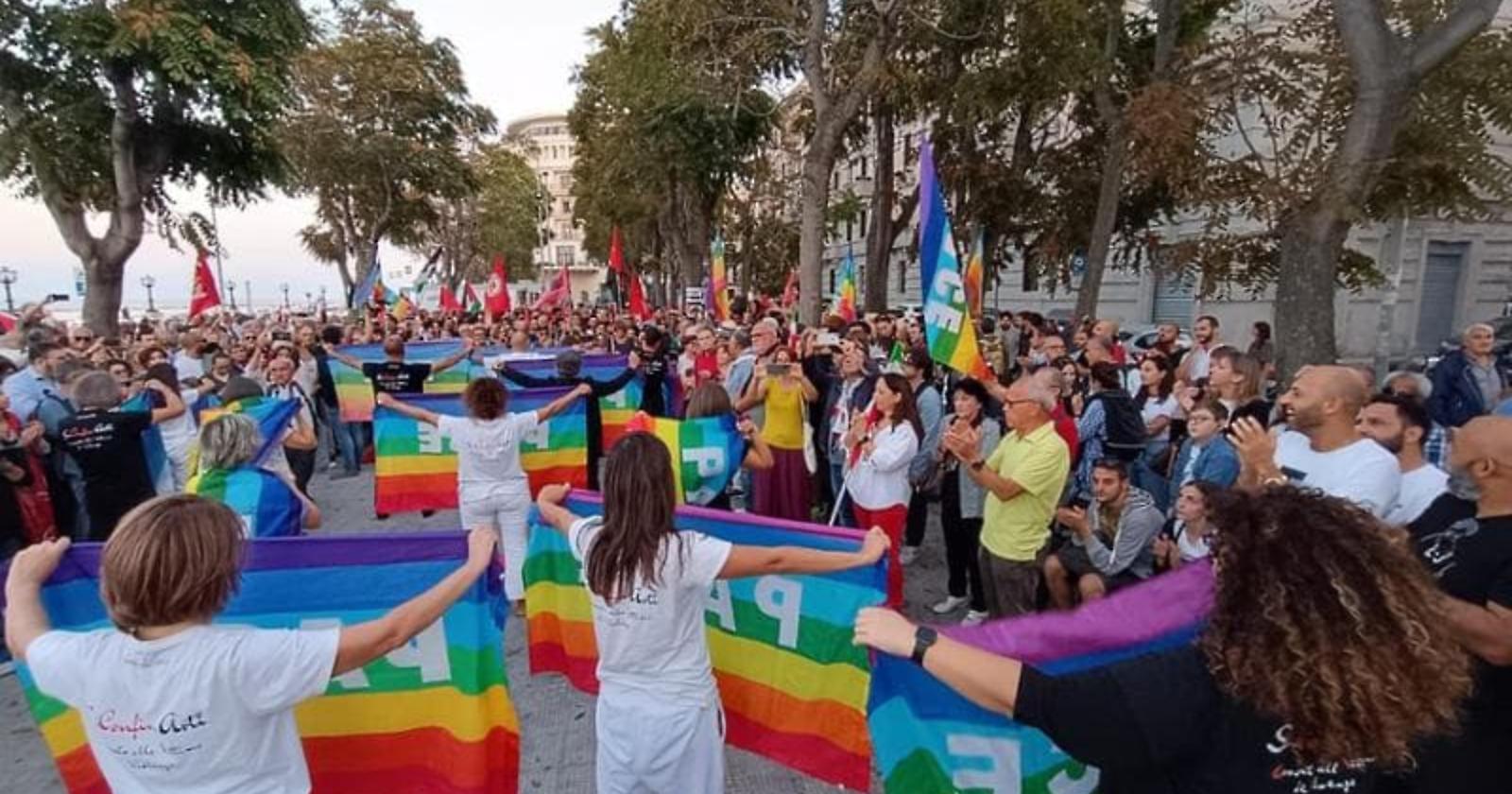 Chiesa e associazioni in piazza a Bari contro il massacro della Palestina: «Basta guerra. Due Stati due popoli, ma alla pari»