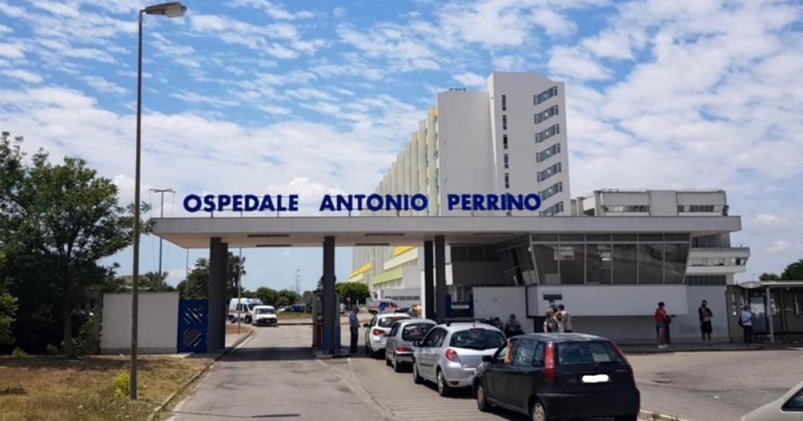 Bufera all'ospedale di Brindisi per la caposala che pubblica le foto in cui ricuce, sorridente, un cadavere