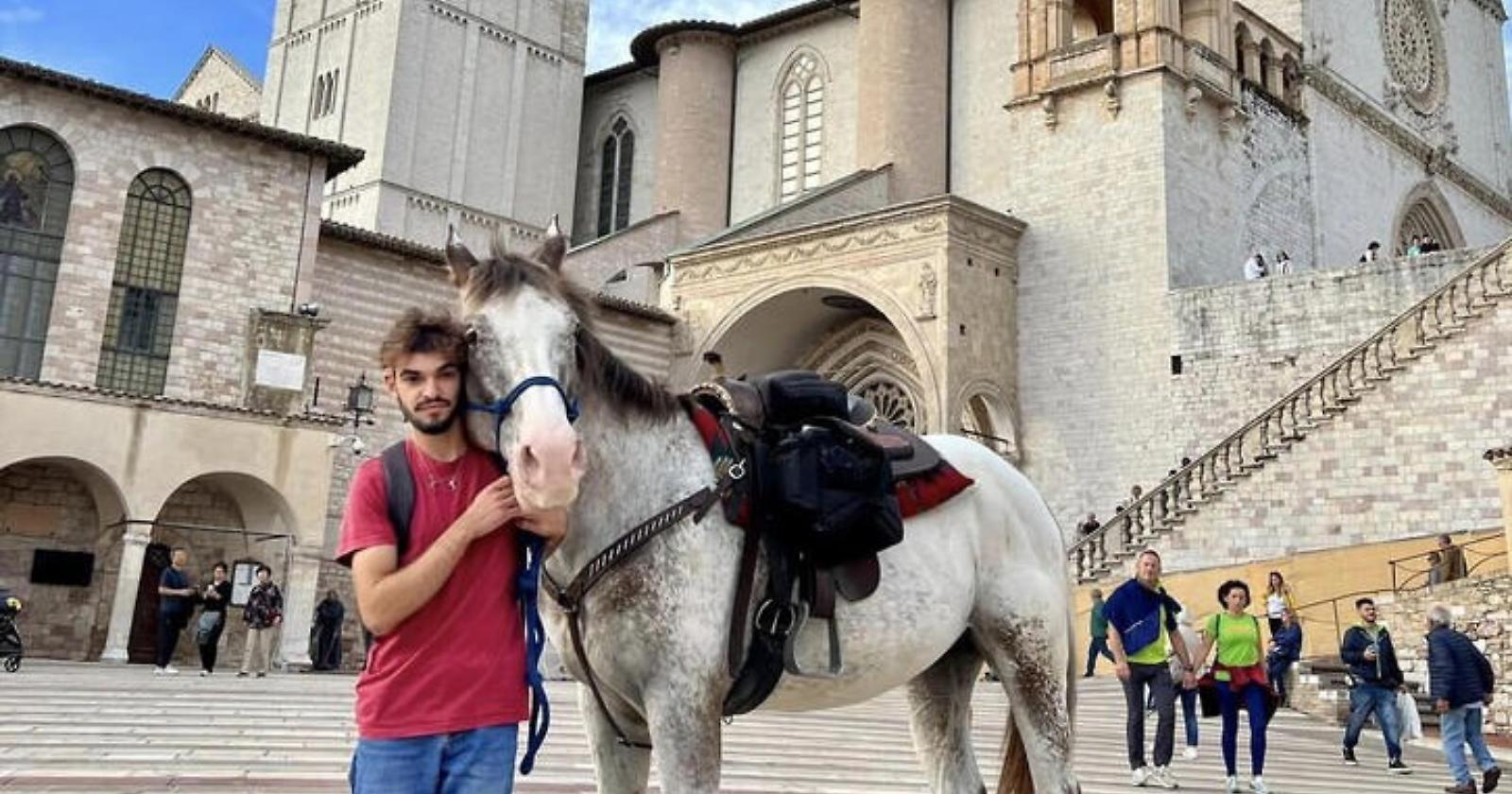 Da Lagonegro ad Assisi a piedi: l'impresa di Cono La Veglia e il suo cavallo cieco