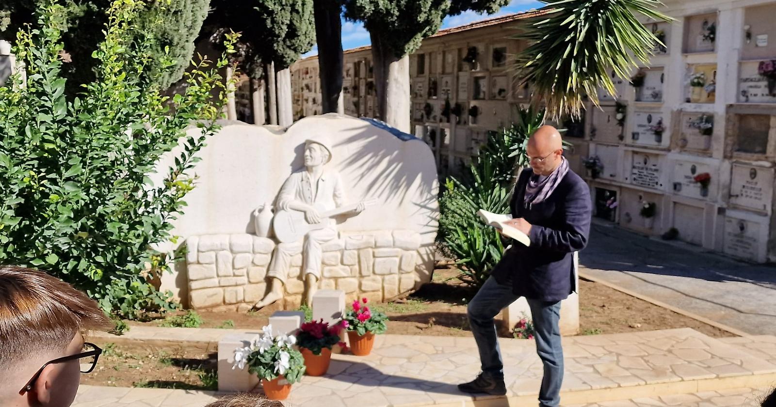 Emozioni rinnovate per la replica della narrazione di Spoon River al cimitero di Apricena