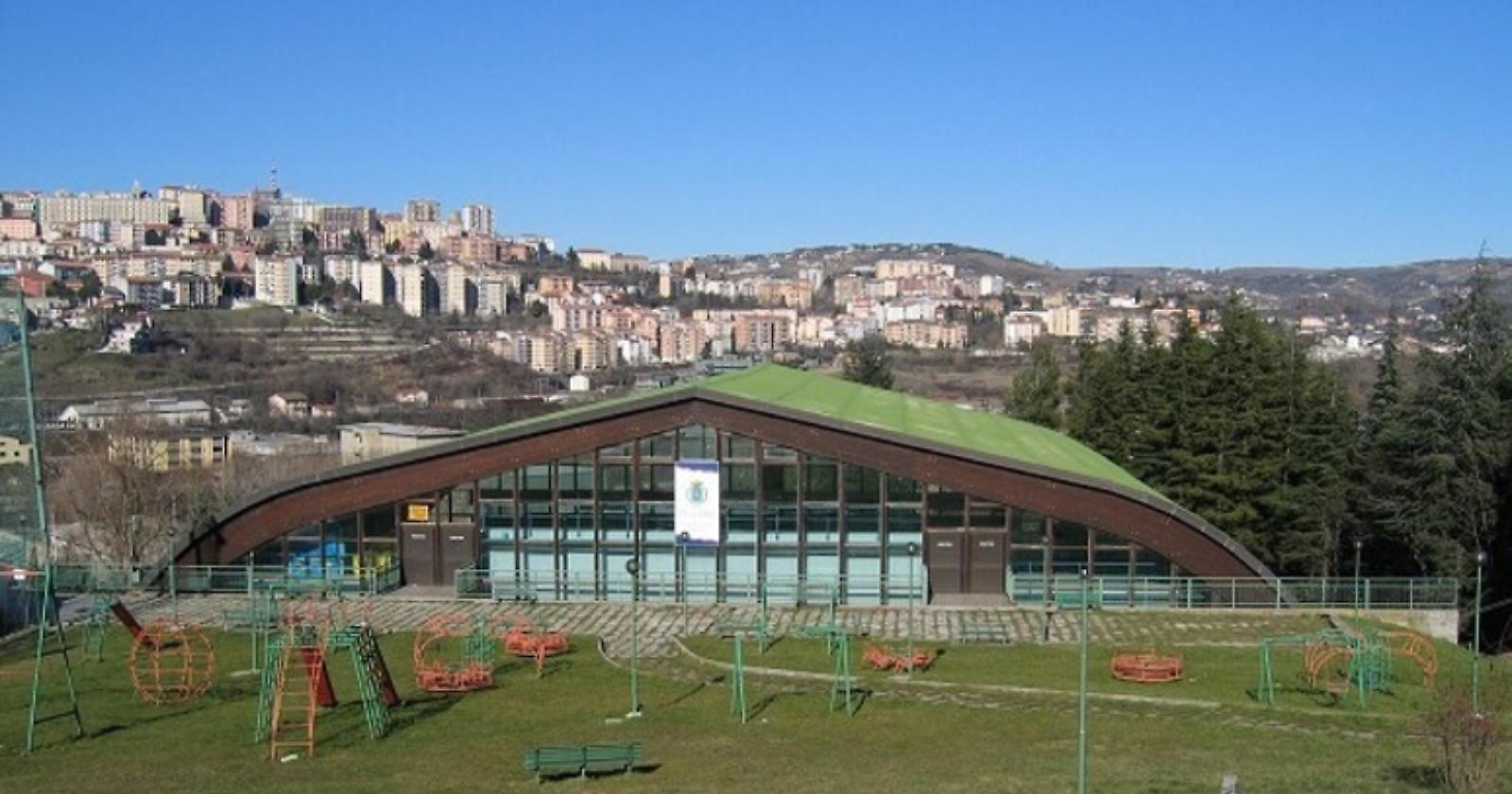 Comune di Potenza che figura: piove sul parquet del 'PalaPergola', partita di basket rinviata