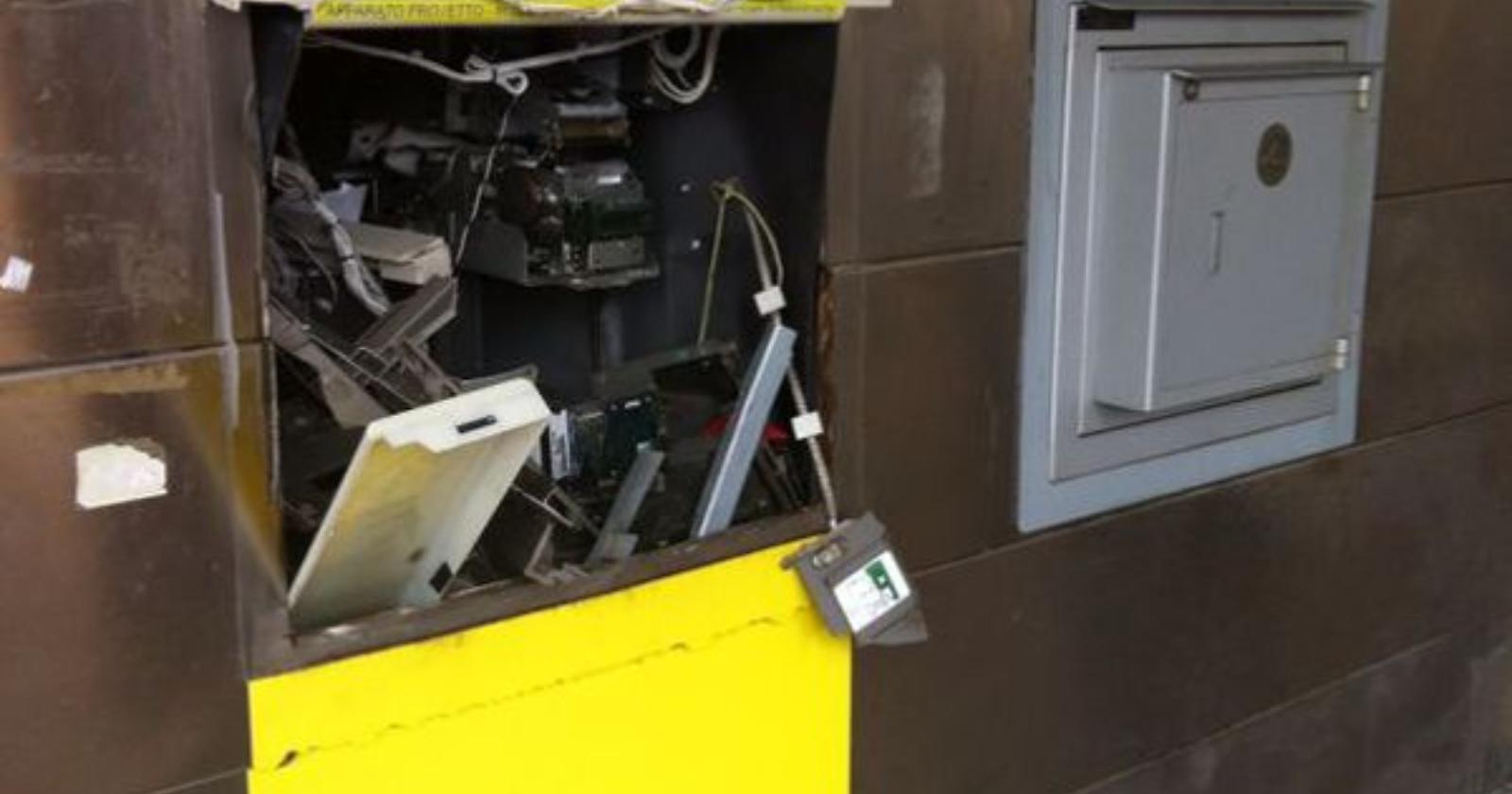 Rubano all'ufficio postale di Stornarella facendo esplodere lo sportello per il prelievo dei soldi