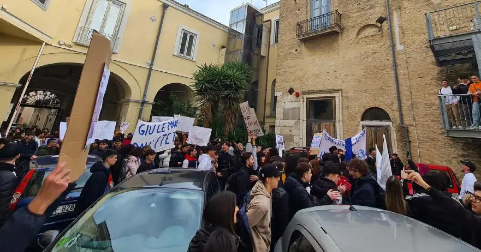 Il "Made in Italy" cancella l'indirizzo socio economico del "Poerio" a Foggia, a Lucera sciopero degli studenti contro i tagli delle scuole