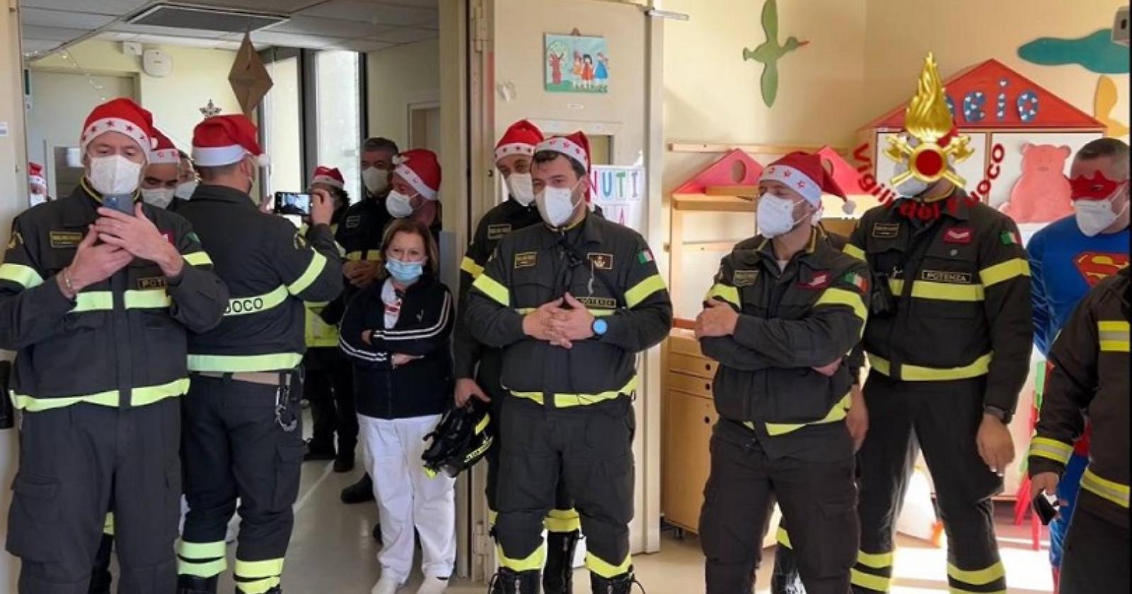“Natale in pediatria” con i Vigili del fuoco all’ospedale San Carlo di Potenza